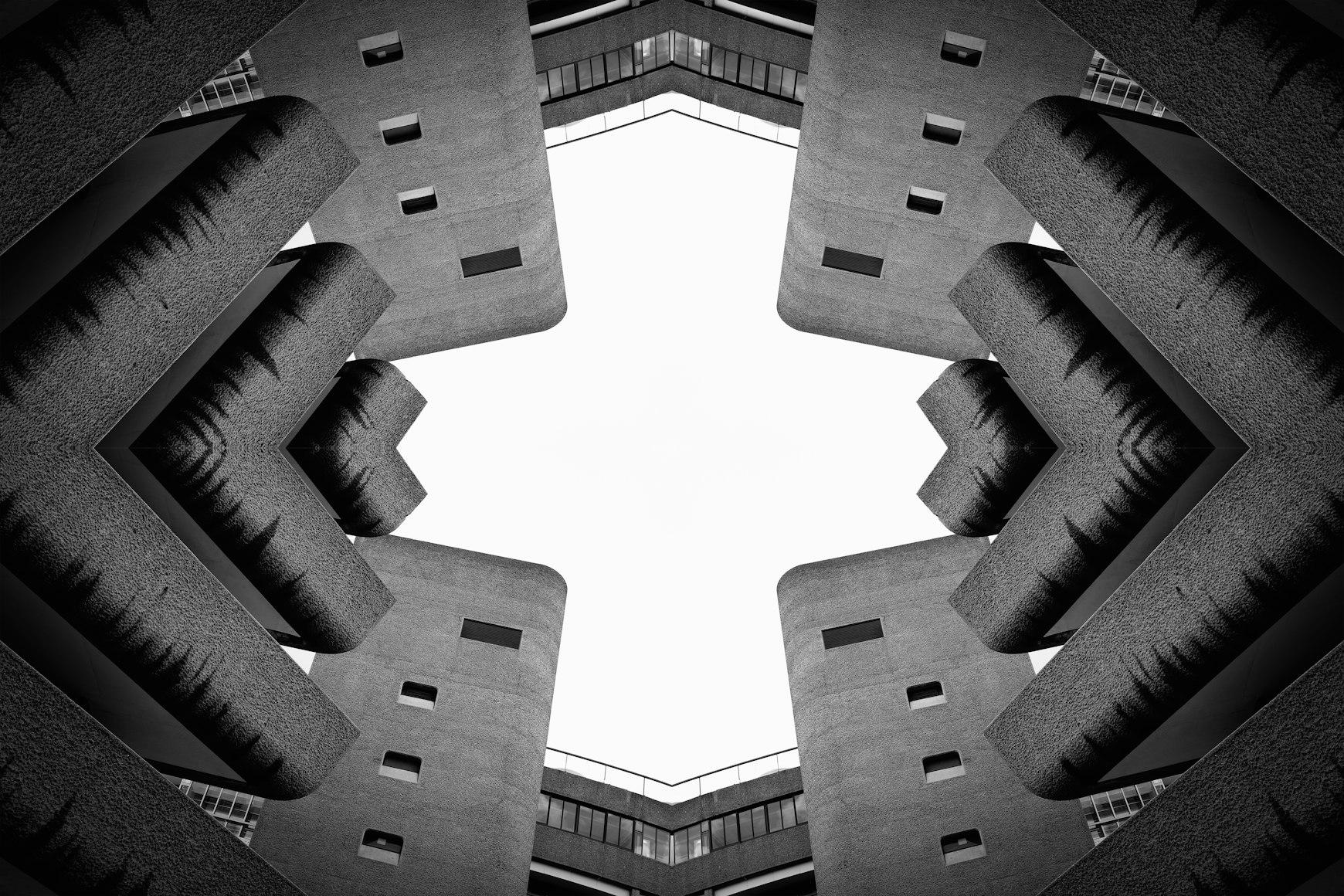 Vue symétrique d'une architecture brutaliste en béton contre le ciel
