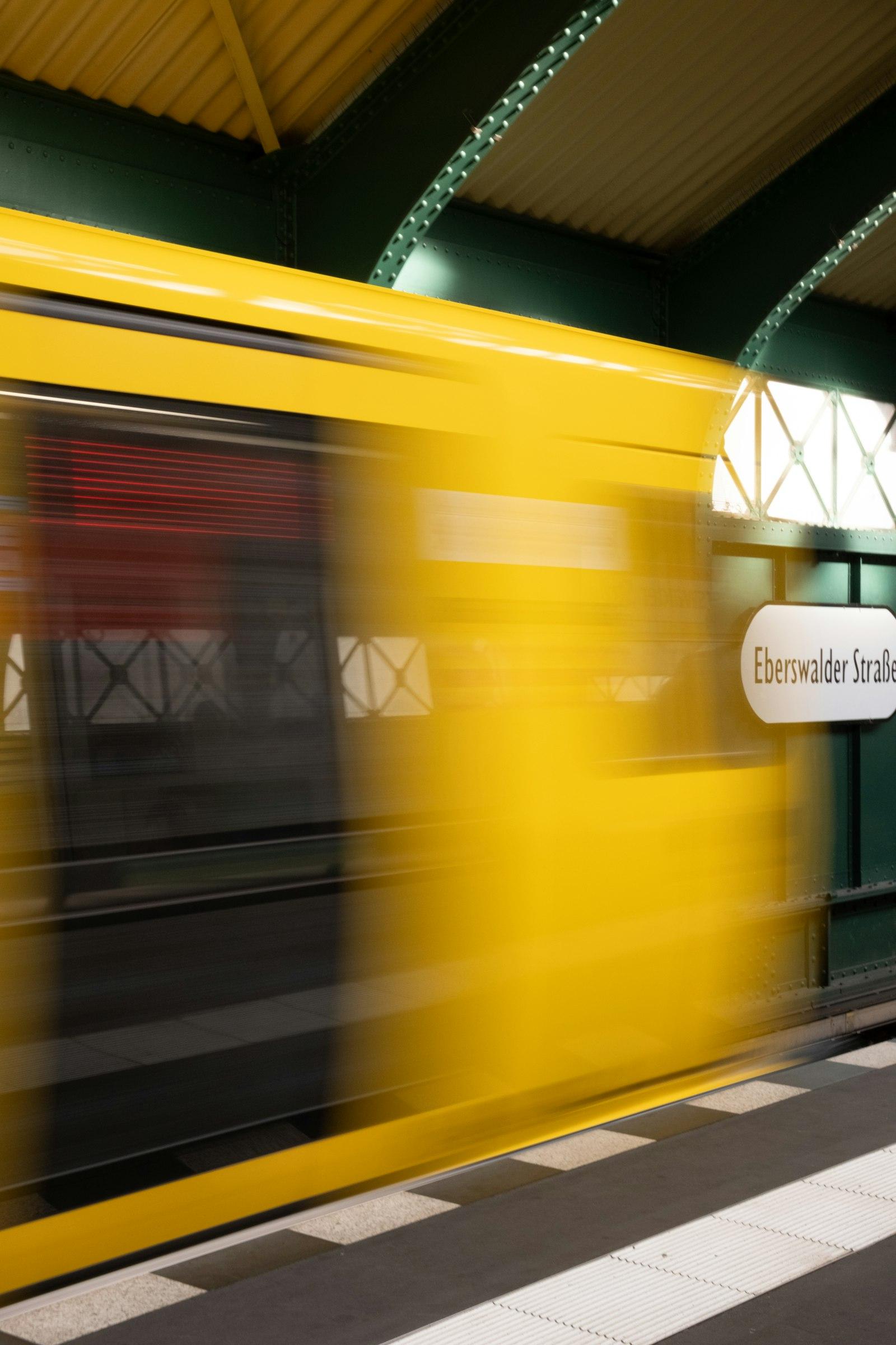 Métro jaune flou en mouvement à l'arrêt en station